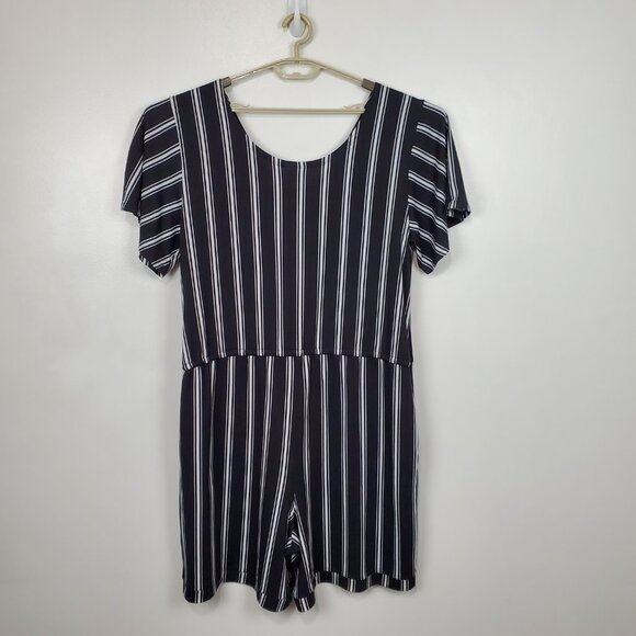 LuLaRoe Xanthe Romper Black White Striped Short Sleeve Pockets Size XL (16-18) - Picture 5 of 10